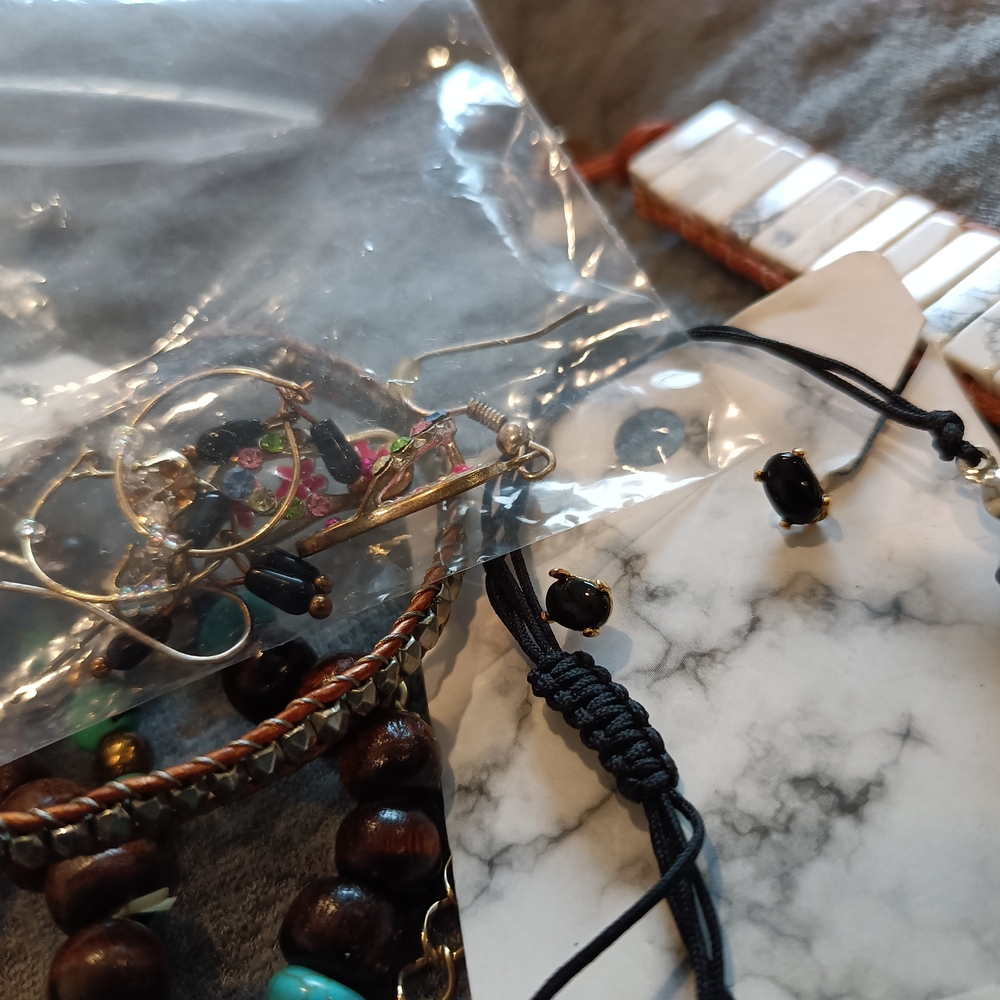 Random Lot Of Assorted Jewelry - Picture 2 of 3